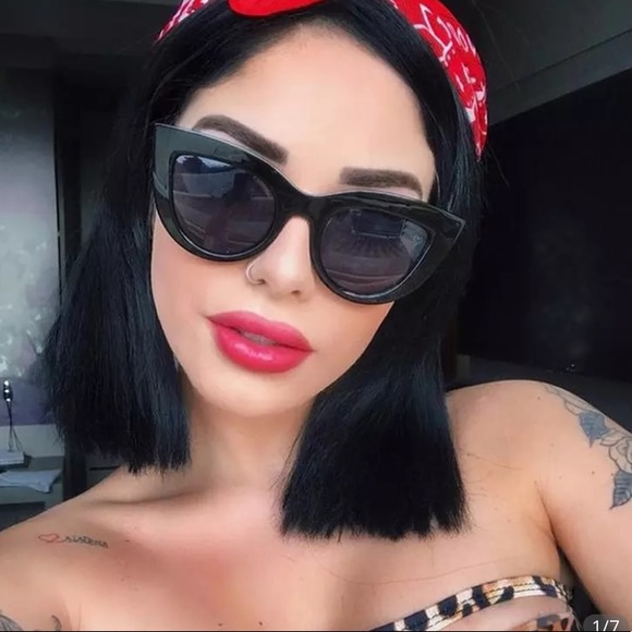 New! Black Oversized Cat-eye Sunglasses - Picture 3 of 7